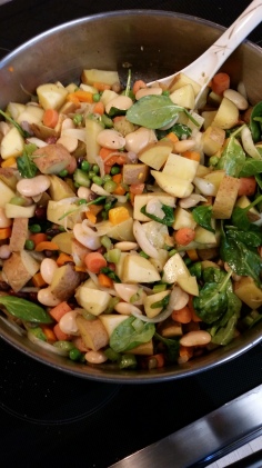 Warm potatoe salad with spinach, carrots, onions, butter beans.